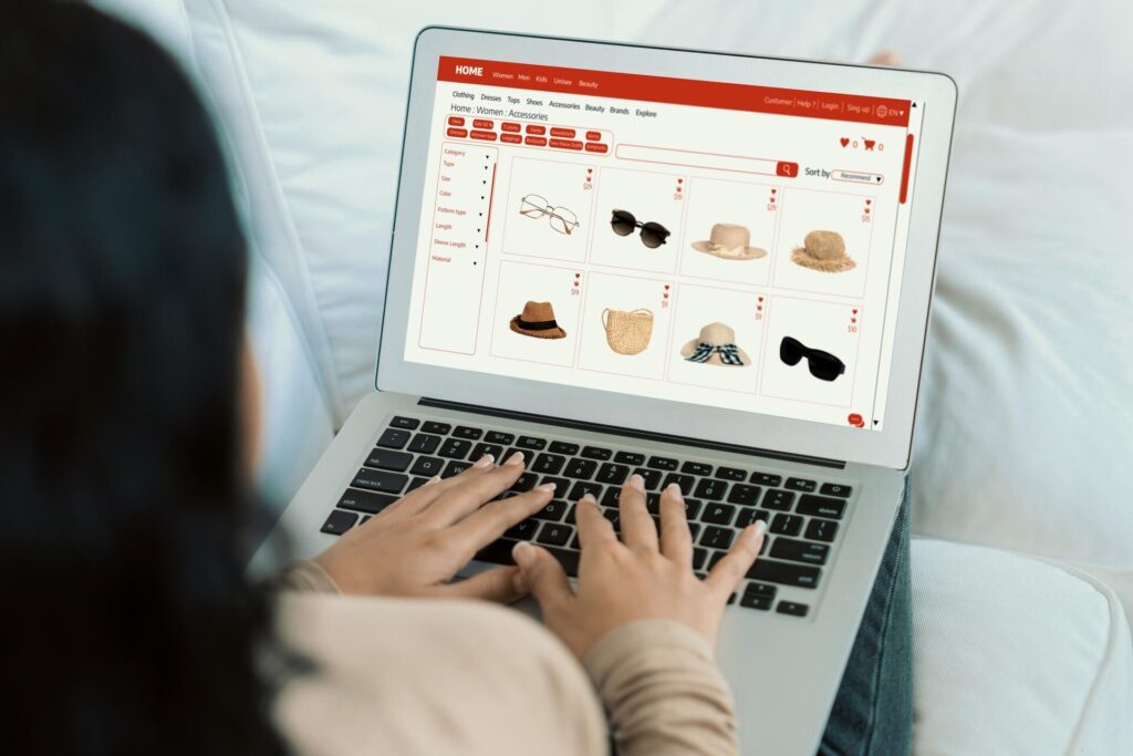 Mulher usando laptop para comprar acessórios de moda online